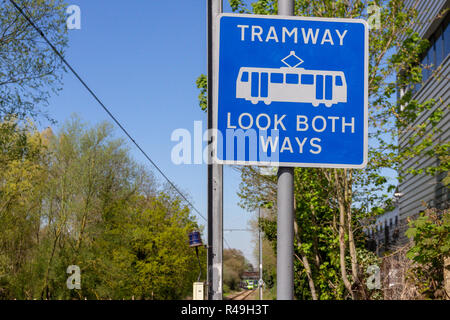 London, LONDON, ENGLAND - 19. APRIL 2018: London Straßenbahnen Zeichen in London. Die stadtbahn Straßenbahn System dient Croydon und Umgebung. Stockfoto