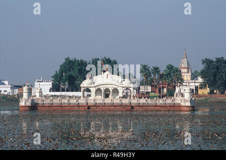 Die Außenseite des Jal Mandir mit Reflexion im Wasser, Bihar, Indien, Asien Stockfoto