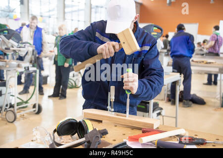 Ein Mann arbeitet in einer Schreinerei. Selektiver Fokus Stockfoto