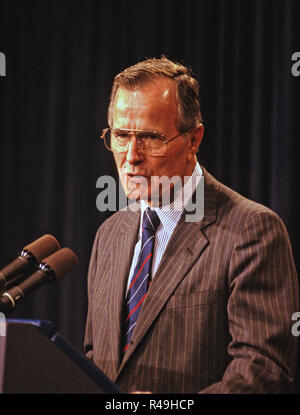 Washington, District of Columbia, USA. 12 Aug, 1988. United States Vice President Präsident George H.W. Dank Bush senior White House Mitarbeiter für acht Jahre Service in Washington, DC am 12. August 1988. Credit: Ron Sachs/CNP Credit: Ron Sachs/CNP/ZUMA Draht/Alamy leben Nachrichten Stockfoto