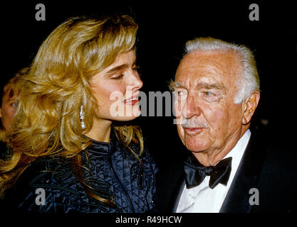 Washington, District of Columbia, USA. 26 Sep, 1989. Schauspielerin Brooke Shields, Links, und der ehemalige CBS Evening News anchor Walter Cronkite, rechts, kommen für das American Film Institute (AFI) Gala in Washington, DC am 26. September 1989 Quelle: Ron Sachs/CNP/ZUMA Draht/Alamy leben Nachrichten Stockfoto