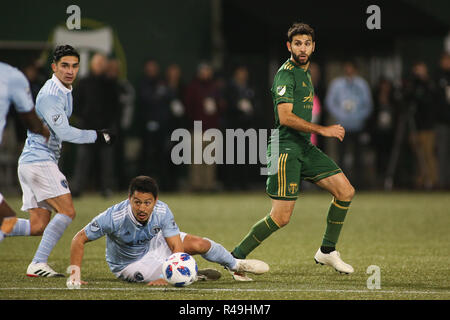 Portland, Oregon, USA. November 25, 2018: Portland Timbers Mittelfeldspieler Diego Valeri (8) und Sporting KC Mittelfeldspieler Roger Espinoza (17) den Ball beobachten, während eines Spiels zwischen sportlichen KC und die Portland Timbers an der Vorsehung Park in Portland. Sporting KC und die Hölzer 0:0 Unentschieden im ersten Bein der MLS Western Conference Finals. Sean Brown/CSM Credit: Cal Sport Media/Alamy leben Nachrichten Stockfoto