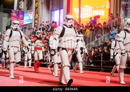 Los Angeles, USA. 25 Nov, 2018. Teilnehmer März entlang der Hollywood Boulevard während der 87. jährlichen Hollywood Christmas Parade in Los Angeles, USA, Nov. 25, 2018. Credit: Zhao Hanrong/Xinhua/Alamy leben Nachrichten Stockfoto