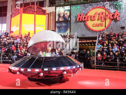 Los Angeles, USA. 25 Nov, 2018. Teilnehmer März entlang der Hollywood Boulevard während der 87. jährlichen Hollywood Christmas Parade in Los Angeles, USA, Nov. 25, 2018. Credit: Zhao Hanrong/Xinhua/Alamy leben Nachrichten Stockfoto