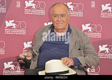 Datei Bilder. Italien. Gian Mattia D'Alberto/lapresse 28-08-2013 Venezia spettacolo 70 ma Mostra Internazionale d'Arte cinematografica Photocall giuria "Venezia 70' nella: Bernardo Bertolucci Gian Mattia D'Alberto/lapresse 28-08-2013 Venezia 70. Filmfestival von Venedig "Venezia 70' jury Photocall in der Foto: Bernardo Bertolucci der italienische Regisseur Bernardo Bertolucci stirbt im Alter von 77, Italien. Credit: LaPresse/Alamy leben Nachrichten Stockfoto