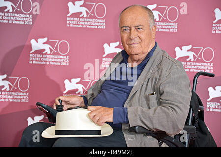 Datei Bilder. Italien. Gian Mattia D'Alberto/lapresse 28-08-2013 Venezia spettacolo 70 ma Mostra Internazionale d'Arte cinematografica Photocall giuria "Venezia 70' nella: Bernardo Bertolucci Gian Mattia D'Alberto/lapresse 28-08-2013 Venezia 70. Filmfestival von Venedig "Venezia 70' jury Photocall in der Foto: Bernardo Bertolucci der italienische Regisseur Bernardo Bertolucci stirbt im Alter von 77, Italien. Credit: LaPresse/Alamy leben Nachrichten Stockfoto