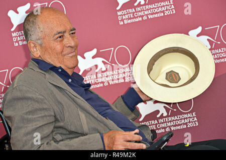 Datei Bilder. Italien. Gian Mattia D'Alberto/lapresse 28-08-2013 Venezia spettacolo 70 ma Mostra Internazionale d'Arte cinematografica Photocall giuria "Venezia 70' nella: Bernardo Bertolucci Gian Mattia D'Alberto/lapresse 28-08-2013 Venezia 70. Filmfestival von Venedig "Venezia 70' jury Photocall in der Foto: Bernardo Bertolucci der italienische Regisseur Bernardo Bertolucci stirbt im Alter von 77, Italien. Credit: LaPresse/Alamy leben Nachrichten Stockfoto