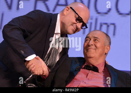 Datei Bilder. Italien. Gian Mattia D'Alberto/lapresse 07-09-2013 Venezia spettacolo 70 ma Mostra Internazionale d'Arte cinematografica premiazioni Venezia 70 nella: Gianfranco Rosi, Leone d'Oro, Bernardo Bertolucci Gian Mattia D'Alberto/lapresse 07-09-2013 Venezia 70. Filmfestival von Venedig Venedig 70 Auszeichnungen in der Foto: Gianfranco Rosi, Gold Lion, Bernardo Bertolucci der italienische Regisseur Bernardo Bertolucci stirbt im Alter von 77, Italien. Credit: LaPresse/Alamy leben Nachrichten Stockfoto