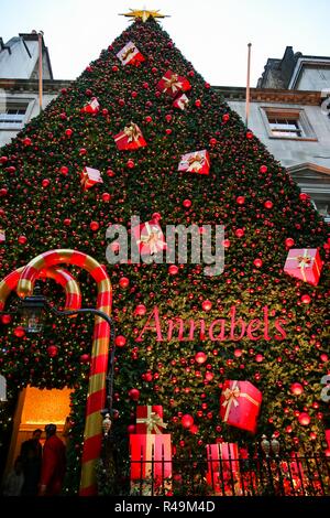 Ein Weihnachtsbaum mit Geschenken und Lichtern geschmückt ist außerhalb Annabel Ð ein birley Club in Mayfair, gesehen. Stockfoto