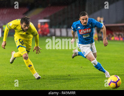 Mario Rui (R) der SSC Napoli und Përparim Hetemaj (L) des A.C. Chievo in Aktion während der SSC Napoli vs AC gesehen Chievo Serie ein Fußballspiel im Stadion San Paolo. (Endstand; SSC Napoli 0:0 Chievo) Stockfoto