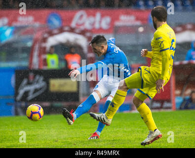 Josè Callejon (L) des SSC Napoli in Aktion während der SSC Napoli vs AC gesehen Chievo Serie ein Fußballspiel im Stadion San Paolo. (Endstand; SSC Napoli 0:0 Chievo) Stockfoto