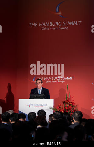 Hamburg, Deutschland. 26 Nov, 2018. Der ehemalige deutsche Bundeskanzler Gerhard Schröder (SPD) spricht bei der Eröffnung der Konferenz "Hamburg Summit - China Meets Europe" der Handelskammer Hamburg. Globale wirtschaftliche Interdependenz ist eines der wichtigsten Themen der Konferenz, die zum achten Mal in der Industrie- und Handelskammer gehalten wird. Credit: Christian Charisius/dpa/Alamy leben Nachrichten Stockfoto