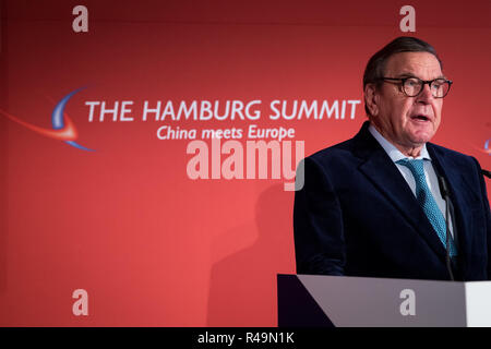 Hamburg, Deutschland. 26 Nov, 2018. Der ehemalige deutsche Bundeskanzler Gerhard Schröder (SPD) spricht bei der Eröffnung der Konferenz "Hamburg Summit - China Meets Europe" der Handelskammer Hamburg. Globale wirtschaftliche Interdependenz ist eines der wichtigsten Themen der Konferenz, die zum achten Mal in der Industrie- und Handelskammer gehalten wird. Credit: Christian Charisius/dpa/Alamy leben Nachrichten Stockfoto