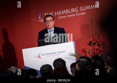 Hamburg, Deutschland. 26 Nov, 2018. Der ehemalige deutsche Bundeskanzler Gerhard Schröder (SPD) spricht bei der Eröffnung der Konferenz "Hamburg Summit - China Meets Europe" der Handelskammer Hamburg. Globale wirtschaftliche Interdependenz ist eines der wichtigsten Themen der Konferenz, die zum achten Mal in der Industrie- und Handelskammer gehalten wird. Credit: Christian Charisius/dpa/Alamy leben Nachrichten Stockfoto