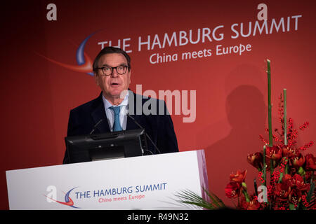 Hamburg, Deutschland. 26 Nov, 2018. Der ehemalige deutsche Bundeskanzler Gerhard Schröder (SPD) spricht bei der Eröffnung der Konferenz "Hamburg Summit - China Meets Europe" der Handelskammer Hamburg. Globale wirtschaftliche Interdependenz ist eines der wichtigsten Themen der Konferenz, die zum achten Mal in der Industrie- und Handelskammer gehalten wird. Credit: Christian Charisius/dpa/Alamy leben Nachrichten Stockfoto