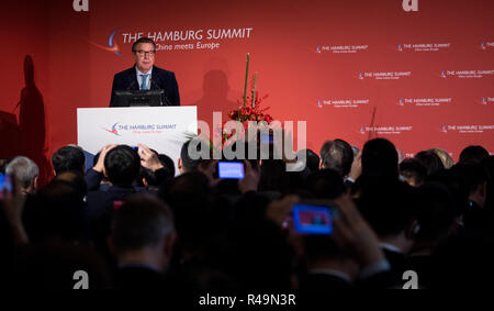 Hamburg, Deutschland. 26 Nov, 2018. Der ehemalige deutsche Bundeskanzler Gerhard Schröder (SPD) spricht bei der Eröffnung der Konferenz "Hamburg Summit - China Meets Europe" der Handelskammer Hamburg. Globale wirtschaftliche Interdependenz ist eines der wichtigsten Themen der Konferenz, die zum achten Mal in der Industrie- und Handelskammer gehalten wird. Credit: Christian Charisius/dpa/Alamy leben Nachrichten Stockfoto