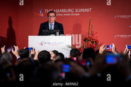 Hamburg, Deutschland. 26 Nov, 2018. Der ehemalige deutsche Bundeskanzler Gerhard Schröder (SPD) spricht bei der Eröffnung der Konferenz "Hamburg Summit - China Meets Europe" der Handelskammer Hamburg. Globale wirtschaftliche Interdependenz ist eines der wichtigsten Themen der Konferenz, die zum achten Mal in der Industrie- und Handelskammer gehalten wird. Credit: Christian Charisius/dpa/Alamy leben Nachrichten Stockfoto