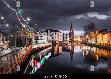 Die Stadt Cork, Cork, Irland. 26. November 2018. Ein Blick auf die South Channel des River Lee mit Parlament Brücke und der Kirche der Heiligen Dreifaltigkeit vor der Morgendämmerung in Cork, Irland. David Creedon/Alamy leben Nachrichten Stockfoto