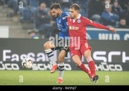 Jonathan CLAUSS (links, BI) gegen Ahmet ENGIN (DU), Aktion, Duellen, Fußball 2. Fussballbundesliga, 14. Spieltag, Arminia Bielefeld (BI) - MSV Duisburg (DU) 0:1, am 23.11.2018 in Bielefeld/Deutschland. € | Nutzung weltweit Stockfoto