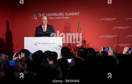 Hamburg, Deutschland. 26 Nov, 2018. Peter Tschentscher (SPD), erster Bürgermeister von Hamburg, spricht bei der Eröffnung der Konferenz "Hamburg Summit - China Meets Europe" der Handelskammer Hamburg. Globale wirtschaftliche Interdependenz ist eines der wichtigsten Themen der Konferenz, die zum achten Mal in der Industrie- und Handelskammer gehalten wird. Credit: Christian Charisius/dpa/Alamy leben Nachrichten Stockfoto