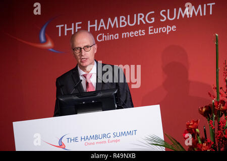 Hamburg, Deutschland. 26 Nov, 2018. Peter Tschentscher (SPD), erster Bürgermeister von Hamburg, spricht bei der Eröffnung der Konferenz "Hamburg Summit - China Meets Europe" der Handelskammer Hamburg. Globale wirtschaftliche Interdependenz ist eines der wichtigsten Themen der Konferenz, die zum achten Mal in der Industrie- und Handelskammer gehalten wird. Credit: Christian Charisius/dpa/Alamy leben Nachrichten Stockfoto