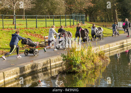 Northampton, Großbritannien. 26. November 2018. UK Wetter. Ein milder und sonniger Morgen für junge Mütter und ihre Babys, da sie in Abington Park Übung. Credit: Keith J Smith./Alamy leben Nachrichten Stockfoto