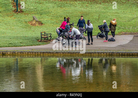 Northampton, Großbritannien. 26. November 2018. UK Wetter. Ein milder und sonniger Morgen für junge Mütter und ihre Babys, da sie in Abington Park Übung. Credit: Keith J Smith./Alamy leben Nachrichten Stockfoto