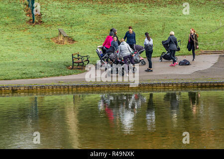 Northampton, Großbritannien. 26. November 2018. UK Wetter. Ein milder und sonniger Morgen für junge Mütter und ihre Babys, da sie in Abington Park Übung. Credit: Keith J Smith./Alamy leben Nachrichten Stockfoto