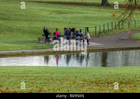 Northampton, Großbritannien. 26. November 2018. UK Wetter. Ein milder und sonniger Morgen für junge Mütter und ihre Babys, da sie in Abington Park Übung. Credit: Keith J Smith./Alamy leben Nachrichten Stockfoto