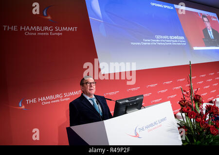 Hamburg, Deutschland. 26 Nov, 2018. Der ehemalige deutsche Bundeskanzler Gerhard Schröder (SPD) spricht bei der Eröffnung der Konferenz "Hamburg Summit - China Meets Europe" der Handelskammer Hamburg. Globale wirtschaftliche Interdependenz ist eines der wichtigsten Themen der Konferenz, die zum achten Mal in der Handelskammer. Credit: Christian Charisius/dpa/Alamy leben Nachrichten Stockfoto