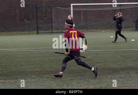 Sevenoaks, Kent, Großbritannien. 25 Nov, 2018. 18 Mannschaften kämpfen in der südlichen Quidditch Cup 2018 in Sevenoaks, Kent, England 25.11.2018 Credit: Theodore liasi/Alamy leben Nachrichten Stockfoto