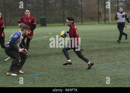 Sevenoaks, Kent, Großbritannien. 25 Nov, 2018. 18 Mannschaften kämpfen in der südlichen Quidditch Cup 2018 in Sevenoaks, Kent, England 25.11.2018 Credit: Theodore liasi/Alamy leben Nachrichten Stockfoto