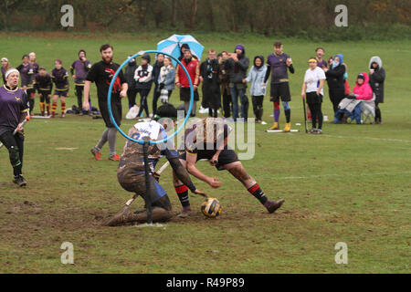 Sevenoaks, Kent, Großbritannien. 25 Nov, 2018. 18 Mannschaften kämpfen in der südlichen Quidditch Cup 2018 in Sevenoaks, Kent, England 25.11.2018 Credit: Theodore liasi/Alamy leben Nachrichten Stockfoto