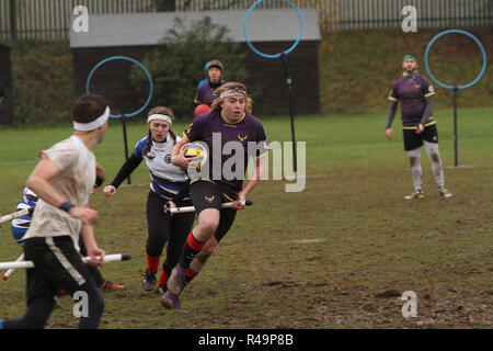 Sevenoaks, Kent, Großbritannien. 25 Nov, 2018. 18 Mannschaften kämpfen in der südlichen Quidditch Cup 2018 in Sevenoaks, Kent, England 25.11.2018 Credit: Theodore liasi/Alamy leben Nachrichten Stockfoto