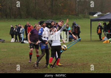 Sevenoaks, Kent, Großbritannien. 25 Nov, 2018. 18 Mannschaften kämpfen in der südlichen Quidditch Cup 2018 in Sevenoaks, Kent, England 25.11.2018 Credit: Theodore liasi/Alamy leben Nachrichten Stockfoto