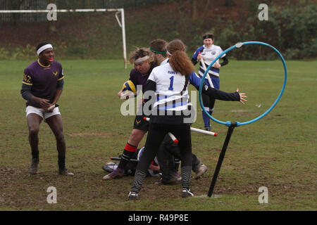 Sevenoaks, Kent, Großbritannien. 25 Nov, 2018. 18 Mannschaften kämpfen in der südlichen Quidditch Cup 2018 in Sevenoaks, Kent, England 25.11.2018 Credit: Theodore liasi/Alamy leben Nachrichten Stockfoto