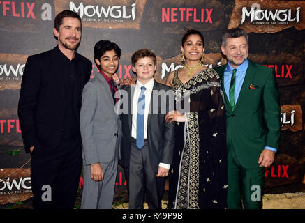 L R Schauspieler Christian Bale Rohan Chand Louis Serkis Freida Pinto Und Andy Serkis Sind Auf Dem Roten Teppich Bei Der Weltpremiere Von Von Netflix Mowgli Gesehen Legende Des Dschungels An Der Yrf