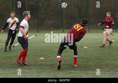 Sevenoaks, Kent, Großbritannien. 25 Nov, 2018. 18 Mannschaften kämpfen in der südlichen Quidditch Cup 2018 in Sevenoaks, Kent, England 25.11.2018 Credit: Theodore liasi/Alamy leben Nachrichten Stockfoto