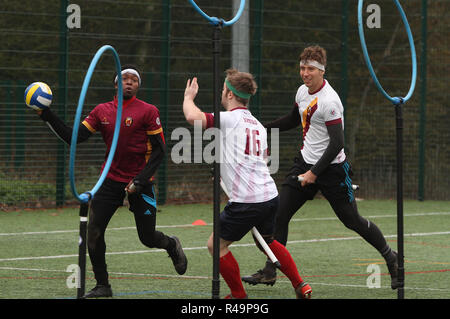 Sevenoaks, Kent, Großbritannien. 25 Nov, 2018. 18 Mannschaften kämpfen in der südlichen Quidditch Cup 2018 in Sevenoaks, Kent, England 25.11.2018 Credit: Theodore liasi/Alamy leben Nachrichten Stockfoto