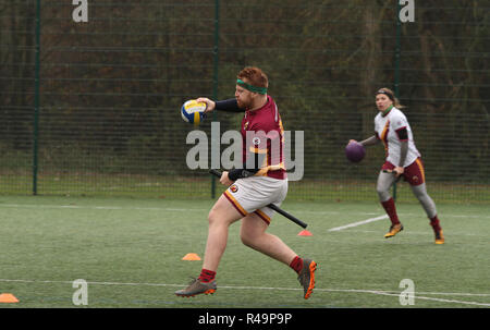 Sevenoaks, Kent, Großbritannien. 25 Nov, 2018. 18 Mannschaften kämpfen in der südlichen Quidditch Cup 2018 in Sevenoaks, Kent, England 25.11.2018 Credit: Theodore liasi/Alamy leben Nachrichten Stockfoto