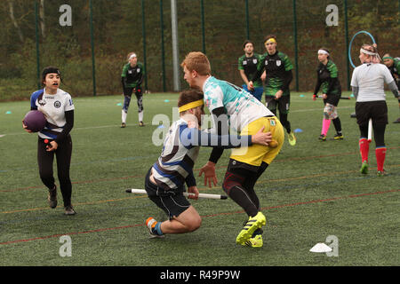 Sevenoaks, Kent, Großbritannien. 25 Nov, 2018. 18 Mannschaften kämpfen in der südlichen Quidditch Cup 2018 in Sevenoaks, Kent, England 25.11.2018 Credit: Theodore liasi/Alamy leben Nachrichten Stockfoto