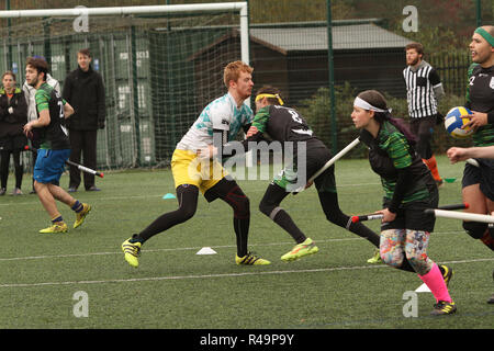 Sevenoaks, Kent, Großbritannien. 25 Nov, 2018. 18 Mannschaften kämpfen in der südlichen Quidditch Cup 2018 in Sevenoaks, Kent, England 25.11.2018 Credit: Theodore liasi/Alamy leben Nachrichten Stockfoto