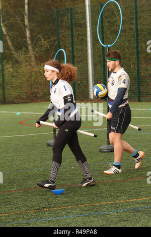 Sevenoaks, Kent, Großbritannien. 25 Nov, 2018. 18 Mannschaften kämpfen in der südlichen Quidditch Cup 2018 in Sevenoaks, Kent, England 25.11.2018 Credit: Theodore liasi/Alamy leben Nachrichten Stockfoto