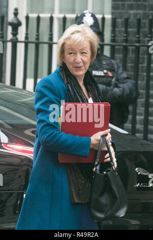 London, Großbritannien. 26 Nov, 2018. Andrea Leadsom, Führer des Unterhauses kommt an der Downing Street Credit: Amer ghazzal/Alamy leben Nachrichten Stockfoto