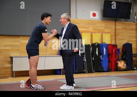 (L und R) Toshiya Saito, IOC Thomas Bach, 25. November 2018: Internationale Olympische Komitee Präsident Thomas Bach besucht die Ajinomoto National Training Center in Tokio, Japan. Credit: YUTAKA/LBA SPORT/Alamy leben Nachrichten Stockfoto