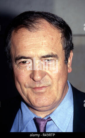 *** Foto *** italienische Regisseur Bernardo Bertolucci ist vergangen Bernardo Bertolucci die 'Little Buddha' an der Walter Reade Theater am 24. Mai 1994 in New York City besucht. Quelle: Walter McBride/MediaPunch Stockfoto