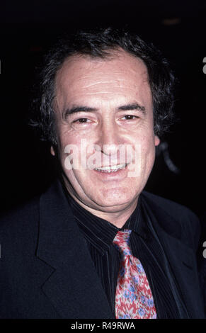 *** Foto *** italienische Regisseur Bernardo Bertolucci ist vergangen Bernardo Bertolucci eine Talkshow an der NBC Gebäude am 4. Dezember 1987 in New York City besucht. Quelle: Walter McBride/MediaPunch Stockfoto