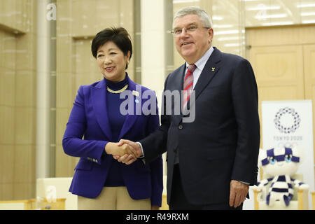 (L und R) Yuriko Koike, IOC Thomas Bach, 25. November 2018: Internationale Olympische Komitee Präsident Thomas Bach besucht das Tokyo Metropolitan Government in Tokio, Japan. Credit: YUTAKA/LBA SPORT/Alamy leben Nachrichten Stockfoto