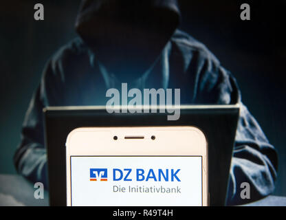 Hong Kong. 23 Nov, 2018. Deutsche multinationale Banken und Finanzdienstleistungen corporation DZ Bank Logo ist auf ein Android mobile Gerät mit einer Abbildung der Hacker auf dem Hintergrund gesehen. Credit: Miguel Candela/SOPA Images/ZUMA Draht/Alamy leben Nachrichten Stockfoto