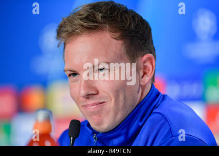 26. November 2018, Baden-Württemberg, Sinsheim: Fußball: Champions League, 1899 Hoffenheim - Schachtjor Donezk, Pressekonferenz. Der Hoffenheimer coach Julian Nagelsmann lächelt. Foto: Uwe Anspach/dpa Stockfoto